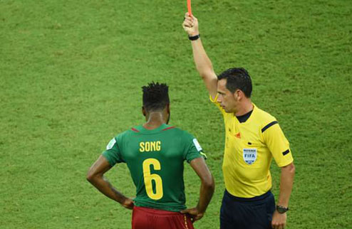 Сонг дисквалифицирован на три матча Один из лидеров сборной Камеруна понес суровое наказание.
