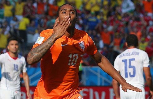 Нидерланды выигрывают группу B В заключительном туре группового этапа ЧМ-2014 Оранжевые были сильнее Чили.