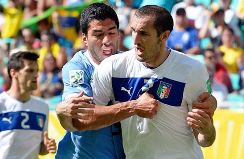 Суарес давно "охотится" за Кьеллини Уругваец еще в прошлом году пытался укусить защитника сборной Италии.