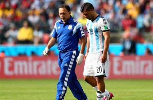 Агуэро больше не сыграет на чемпионате мира Нападающий сборной Аргентины Серхио Агуэро из-за травмы пропустит плей-офф бразильского мундиаля.
