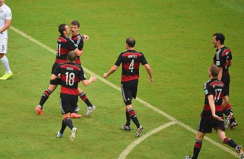 Германия и США — в плей-офф ЧМ-2014 Несмотря на поражение в третьем туре группового этапа, американцы пробились в 1/8 финала.