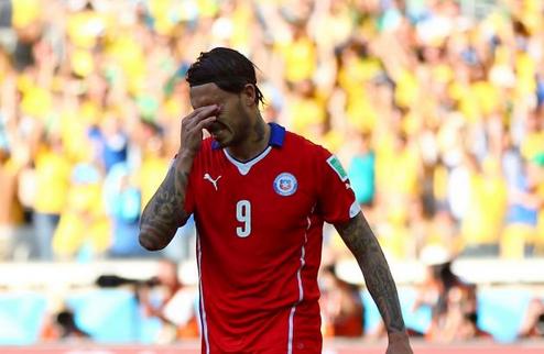 На память о неудаче Нападающий сборной Чили своебразно отметил упущенный момент на ЧМ-2014.