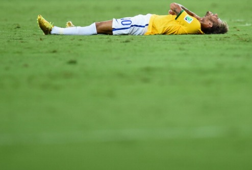 Неймар больше не сыграет на чемпионате мира Форвард сборной Бразилии не сумел доиграть матч с Колумбией (2:1) из-за серьезного повреждения.