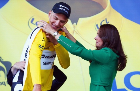 Киттель: "Посвящаю желтую майку своей команде" Спринтер Giant-Shimano Марсель Киттель первым пересек финишную черту стартового этапа Тур де Франс-2014.