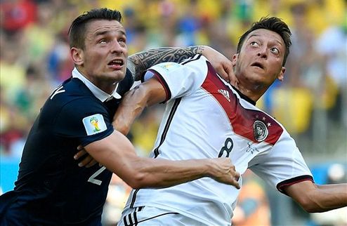 Легенда немецкого футбола обрушилась на Езила Хавбек сборной Германии снова стал объектом для критики.