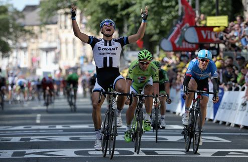 Тур де Франс. Киттель делает хет-трик Немец Марсель Киттель (Giant-Shimano) выиграл свой третий этап на супермногодневки Тур де Франс. На финише в Лилле...