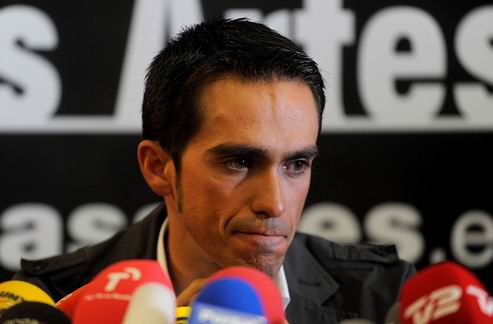 Контадор сломал голень Стали известны последствия сегодняшнего падения Альберто Контадора (Tinkoff-Saxo), который был вынужден покинуть Тур де Франс.