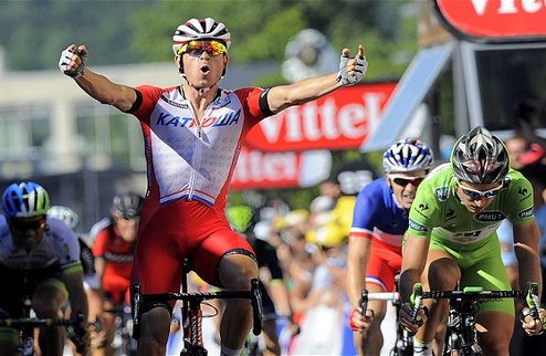 Тур де Франс. Кристофф уверенно побеждает в Ниме Норвежец Александр Кристофф (Катюша) одержал уверенную спринтерскую победу на 15-м этапе Тур де Франс.