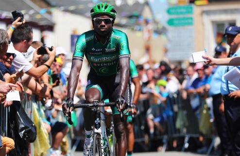 На Тур де Франс разгорается расистский скандал Менеджер Europcar Жан-Рене Бернодо заявил, что Михаэль Альбасини (Orica-GreenEdge) оскорбил темнокожего г...