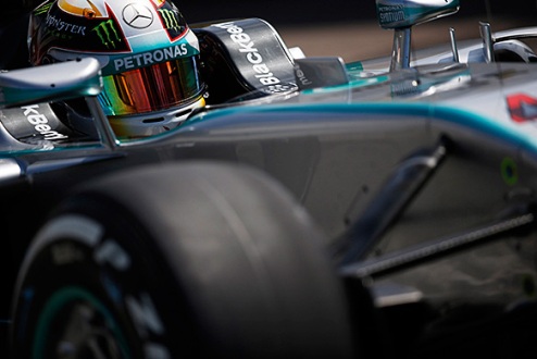 Формула-1. Хэмилтон: "Шины ведут себя плохо" Пилот Мерседеса пожаловался на резину после практики на Гран-при Венгрии.