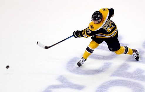 НХЛ. Защитник Бостона Крюг получил предложение от клуба КХЛ Один из лучших новичков НХЛ может продолжить карьеру в КХЛ.