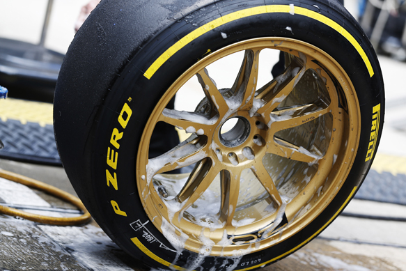 Феррари хочет получить прототип 18-дюймовых колес за год до их введения в Формулу-1 Технический директор Феррари Джеймс Эллисон считает, что командам Фо...