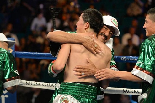 Санта Крус размялся на Романе Чемпион мира по версии WBC во 2-м легчайшем весе Лео Санта Крус не почувствовал сопротивления Мануэля Романа. 