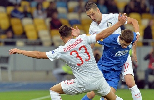 Интер минимально одолел Днепр Вице-чемпион Украины стартовал в групповом турнире Лиги Европы с домашнего поражения. 