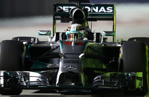 Формула-1. Хэмилтон отвечает Алонсо на второй практике ГП Сингапура Льюис Хэмилтон стал победителем второй части свободных заездов в Марина Бей.
