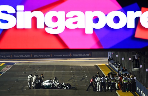 Формула-1. Росберг во второй раз в сезоне сошел с гонки Пилот Мерседеса Нико Росберг рискует после Гран-при Сингапура потерять лидерство в личном зачете...