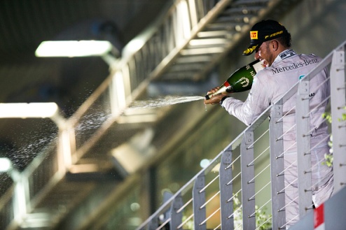 Формула-1. Хэмилтон: "Мечтал о таком результате гонки" Пилот Мерседеса прокомментировал свою победу на Гран-при Сингапура.
