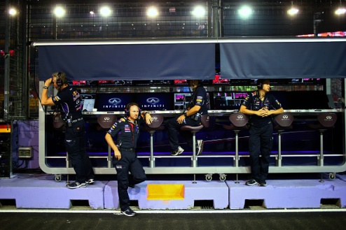 Формула-1. Хорнер: "Удалось подобраться ближе к Мерседесу" Руководитель Ред Булла прокомментировал результаты Гран-при Сингапура.