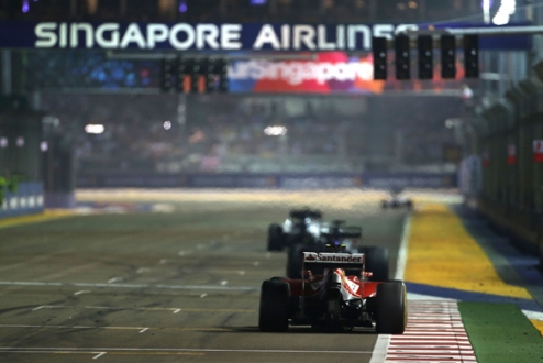 Формула-1. Райкконен: "За соперником на нашем болиде невозможно что-либо сделать" Пилот Феррари прокомментировал поведение F14 T на трассе в Сингапуре.