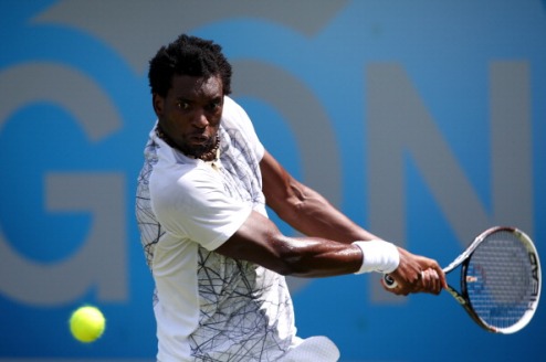 Африканский теннисист просит денег на Australian Open Таканьи Гаранганга продолжает свою весьма публичную карьеру, несмотря на 324-е место в рейтинге АТ...