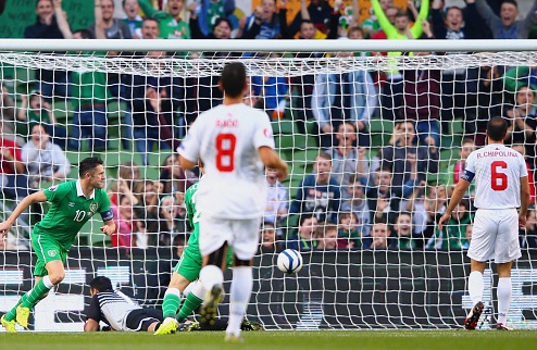 Робби Кин – лучший бомбардир в истории отбора на Евро Форвард сборной Ирландии куражится в домашнем матче против Гибралтара.
