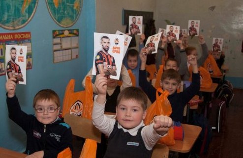 Срна закупил для донецких школьников 20 тонн мандаринов Капитан Шахтера Дарио Срна не только на словах поддерживает ставший родным Донецк.