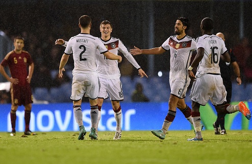 Германия бьет Испанию Бундестим оказался сильнее Фурии Роха в товарищеском матче.