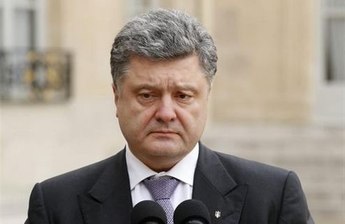 Порошенко: никаких уступок в вопросе Крыма не будет Вечером украинские ультрас пикетировали Администрацию Президента и призывали главу государства не ид...