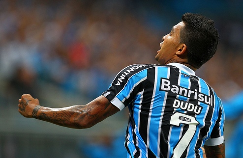 Сколари хочет сохранить Дуду Наставник Гремио рассчитывает продолжить сотрудничество с бразильским полузащитником Динамо. 