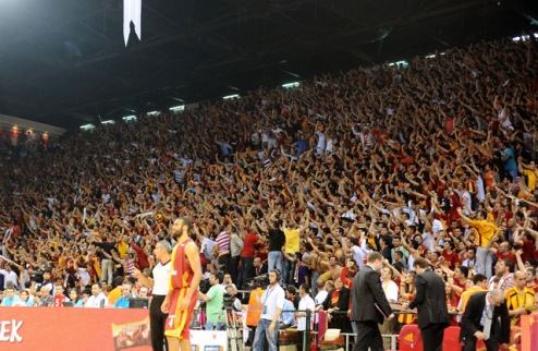 Евролига строго наказала Галатасарай и Црвену Звезду Турки проведут три матча без зрителей, сербы - один.