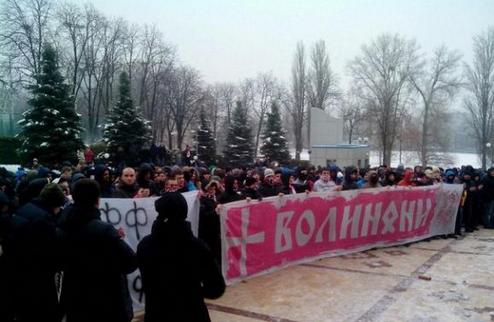 Ультрас провели агрессивный пикет у Дома футбола Болельщики протестовали против судейского произвола в футболе.