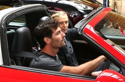 Уэббер катает Шарапову на тренировки на Porsche 911  В среду австралийский гонщик Марк Уэббер помог Марии Шараповой добраться на тренировку, чтобы втора...