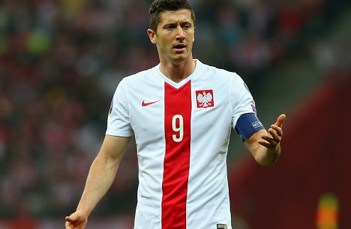 Левандовски – футболист года в Польше Форвард Баварии Роберт Левандовски в очередной раз был признан лучшим на родине.