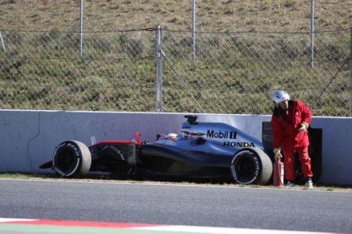 Формула-1. Официальная версия аварии Алонсо развалилась в глазах общественности Официальная причина аварии Фернандо Алонсо на тестах в Барселоне, озвуче...