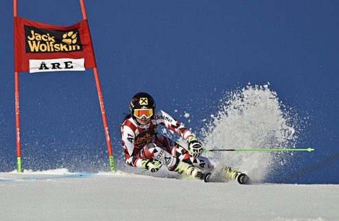 Горные лыжи. Феннингер легко побеждает Оре Австрийка Анна Феннингер с комфортным преимуществом выиграла гигантский слалом в шведском Оре.