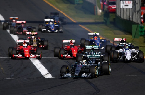 Формула-1. Хэмилтон без борьбы побеждает на Гран-при Австралии Пилоты Мерседеса ожидаемо заняли места на подиуме, но Росбергу навязать борьбу партнеру т...
