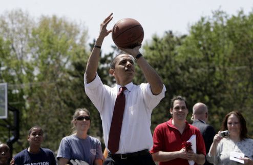 Обама выступил за изменение правил NCAA Президент США высказал свое видение некоторых моментов в правилах студенческого баскетбола.