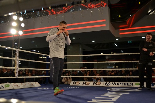 Усик разбивает Князева Украинский боксер без проблем отстоял пояс Интерконтинентального чемпиона по версии WBO.