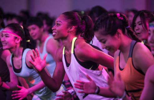 Nike призывает девушек становиться еще лучше Пробежать первый полу-марафон. В тренажерном зале наконец-то начать поднимать вес больше, чем собственный. ...