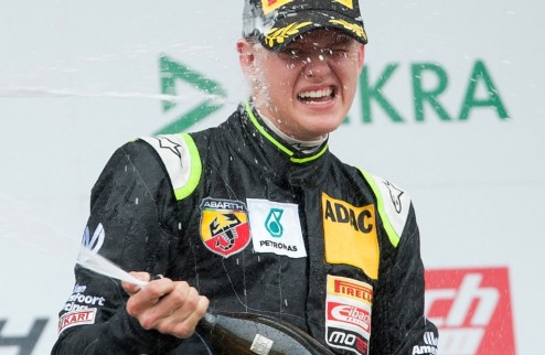 Шумахер-младший дебютирует с подиума Сын семикратного чемпиона мира стал лучшим новичком по итогам первой гонки немецкой Формулы-4.
