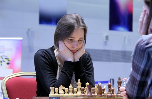 Шахматы. Украинки упускают победу над Китаем Поражение Анны Ушениной стоило женской сборной Украины победы в седьмом туре командного чемпионата мира.