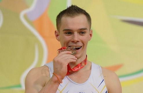 Верняев – спортсмен апреля в Украине Гимнаст Олег Верняев в пятый раз в своей карьере признан лучшим спортсменом страны по итогам отдельного месяца.