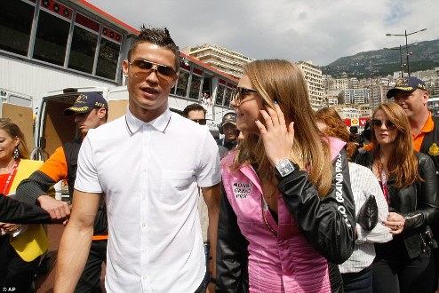 Роналду сходил на Формулу-1 с новой девушкой. ФОТО Звездный бомбардир мадридского Реала Криштиану Роналду вышел в свет с новой 22-летней второй половинк...