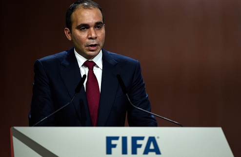 Принц Иордании и Жинола готовы бороться за кресло президента ФИФА Сегодня Йозеф Блаттер объявил об уходе с поста Международной федерации футбола.