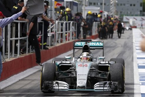 Формула-1. Хэмилтон: "Стал еще быстрее" Гонщик из Мерседеса не скрывает восторга от успехов в текущем сезоне и работы команды.