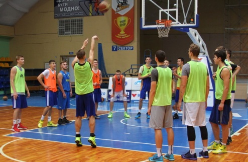 Юношеская сборная Украины уже готовится к Евробаскету Подопечные Виталия Усенко собрались в Черкассах.