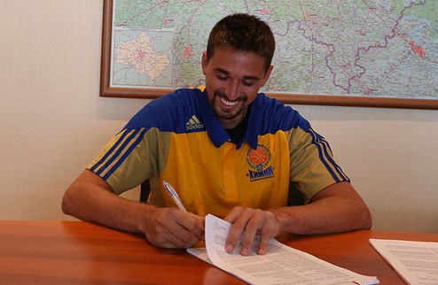 Алексей Швед стал самым высокооплачиваемым игроком в Европе Российский защитник подписал внушительный контракт с Химками.