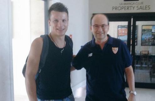 Коноплянка присоединился к Севилье Украинский полузащитник Севильи Евгений Коноплянка приступает к подготовке к новому сезону. 