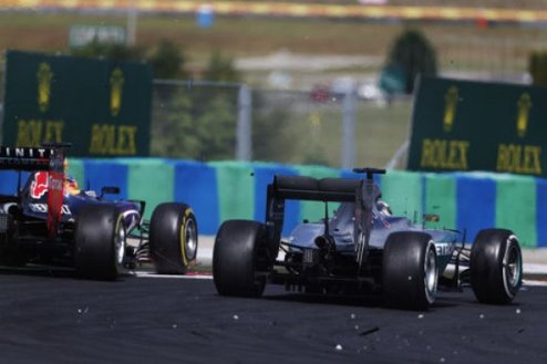 Формула-1. Хэмилтон наказан двумя штрафными баллами Пилот Мерседеса Льюис Хэмилтон получил два штрафных балла за инцидент с Даниэлем Риккардо на Гран-пр...