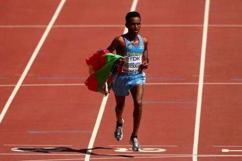 Легкая атлетика. ЧМ. Эритреец Гебреселассие выиграл марафон На мировом первенстве в Пекине разыгран первый комплект медалей.